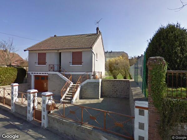 UNE MAISON D'HABITATION AVEC JARDIN