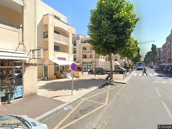 UN APPARTEMENT ET UN EMPLACEMENT COUVERTE POUR VÉHICULE AUTOMOBILE