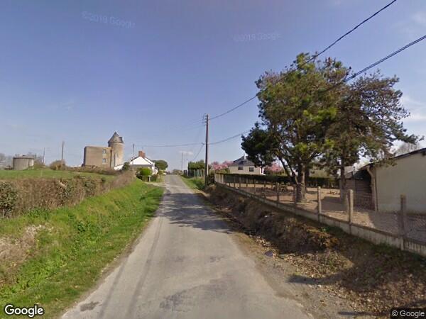 UNE MAISON D'HABITATION AVEC GARAGE, MARE ET JARDIN