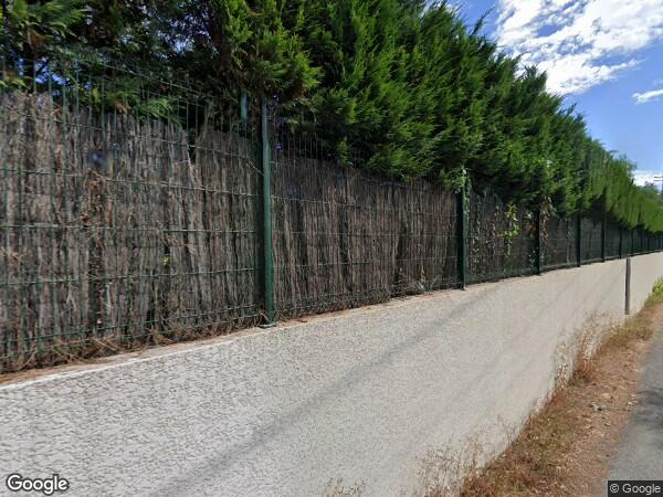 UNE VILLA AVEC DÉPENDANCES, POUL-HOUSE ET PISCINE