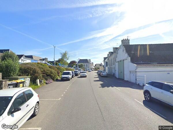 UN APPARTEMENT AVEC GARAGE ATTENANT