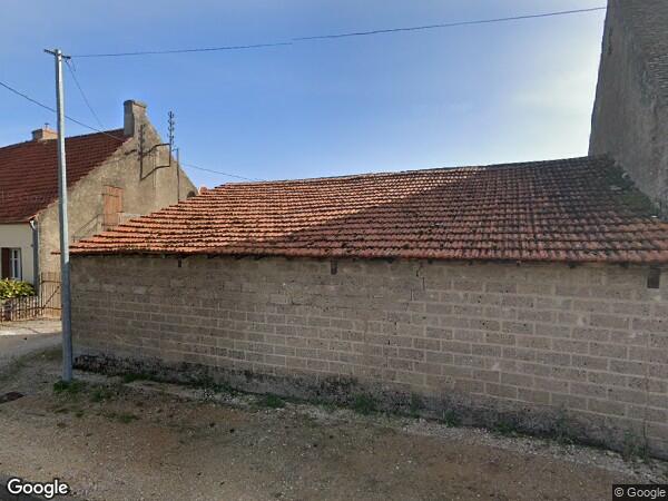 UNE MAISON À USAGE D'HABITATION EN COURS DE RÉNOVATION