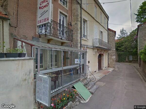 UNE MAISON À USAGE PROFESSIONNEL ET D'HABITATION AVEC UNE CAVE DESSOUS ET UN JARDIN EN FACE