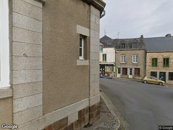 UNE MAISON D'HABITATION CONSTRUITE EN PARPAINGS, RECOUVERTE EN PIERRES BLEUES