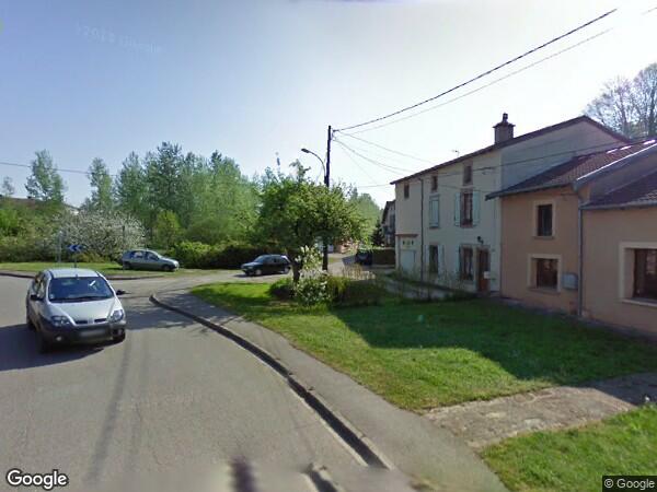 UNE MAISON À USAGE D'HABITATION MITOYENNE D'UN CÔTÉ AVEC TERRAIN