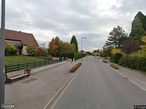 UNE MAISON À USAGE D'HABITATION ET UN BÂTIMENT À USAGE D'ENTREPÔTS