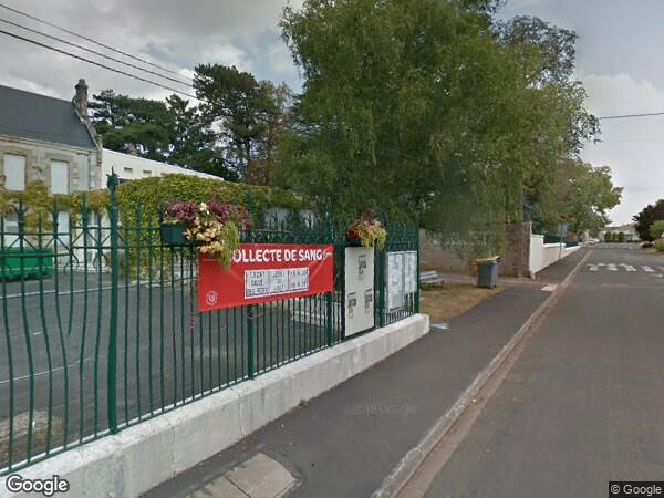 UN CORPS DE FERME DANS UN HANGAR