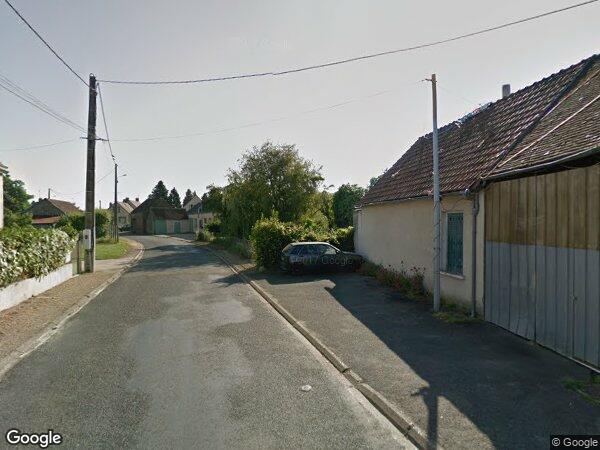 UNE MAISON D'HABITATION AVEC DÉPENDANCES