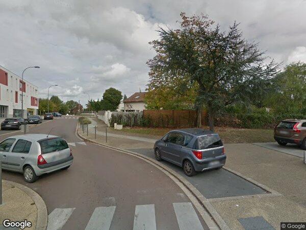 UNE MAISON D'HABITATION AVEC PISCINE, DÉPENDANCE ET JARDIN ARBORÉ