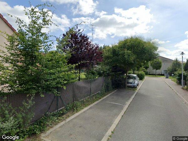UNE MAISON D'HABITATION AVEC JARDIN