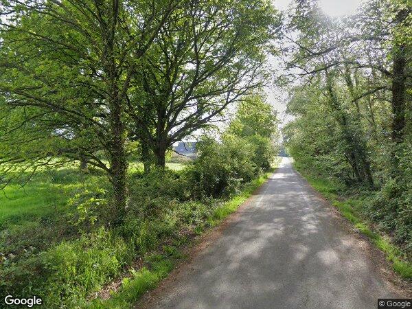 UN GARAGE CONSTRUIT EN PARPAINGS AVEC BARDAGE BOIS COUVERT EN BAC ACIER