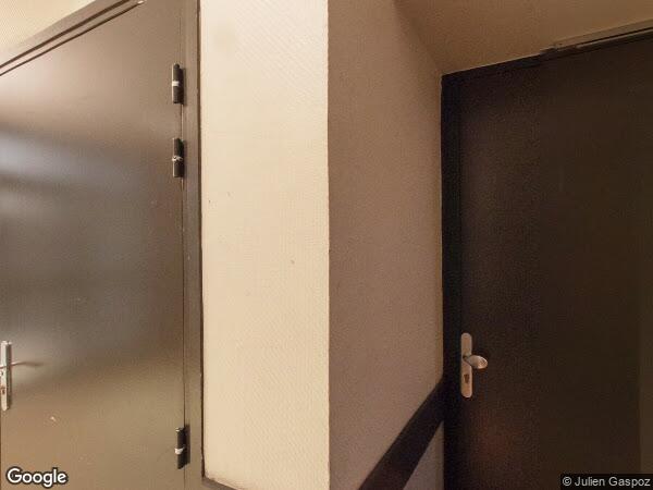 DEUX LOCAUX COMMERCIAUX, DEUX GARAGES ET QUATRE PLACES DE STATIONNEMENT