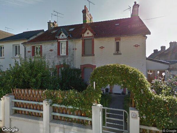 UN IMMEUBLE D'HABITATION CONSTRUIT EN PARPAINGS SOUS ENDUIT DE CIMENT, SOUS TOITURE D'ARDOISES DOUBLE PENTE