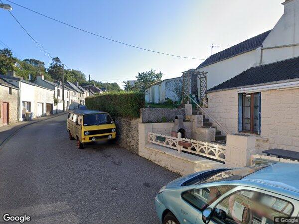 UNE MAISON D'HABITATION AVEC JARDIN AVEC CELLIER