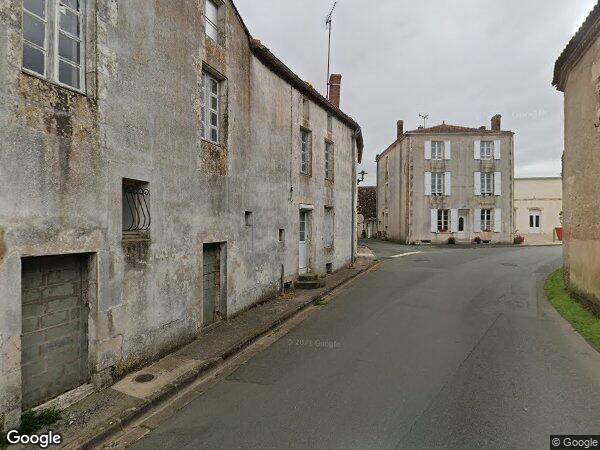 UNE MAISON D'HABITATION DE DEUX NIVEAUX