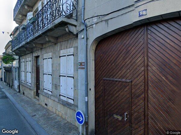 UN BÂTIMENT À USAGE COMMERCIAL ET D'HABITATION