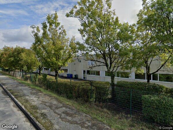 UN BÂTIMENT À USAGE COMMERCIAL