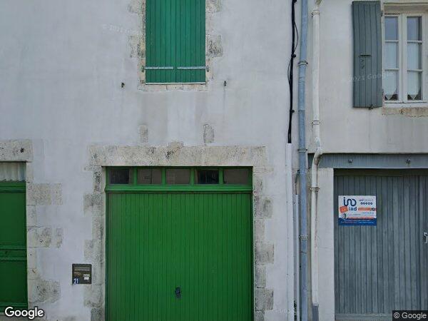 UN ANCIEN CHAI AVEC GARAGE