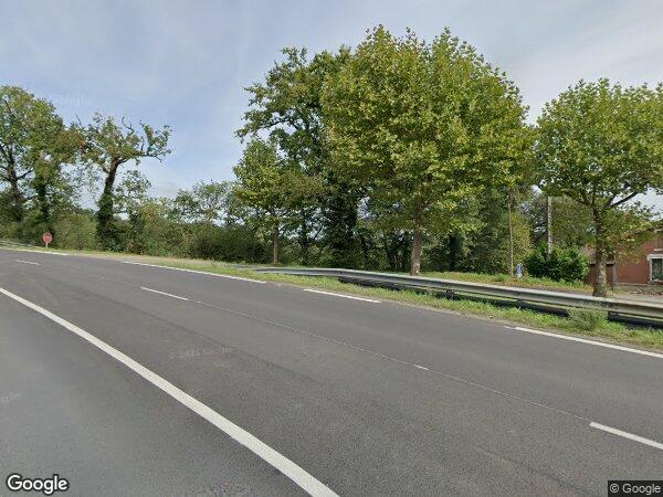 UN IMMEUBLE À USAGE D'HABITATION AVEC DEPENDANCES ET JARDIN