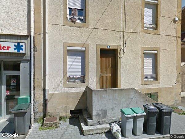 UN IMMEUBLE AVEC UNE MAISON DE VILLE