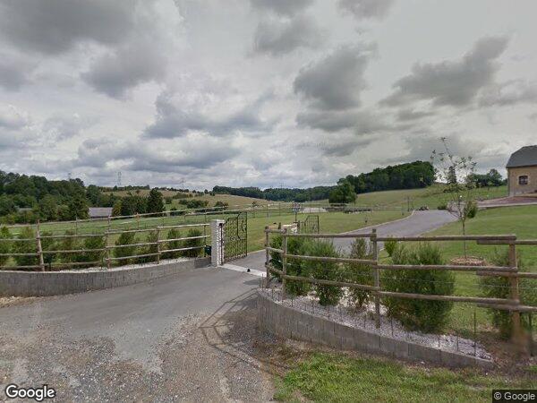 UNE MAISON D'HABITATION SISE UNE PARCELLE DE TERRAIN