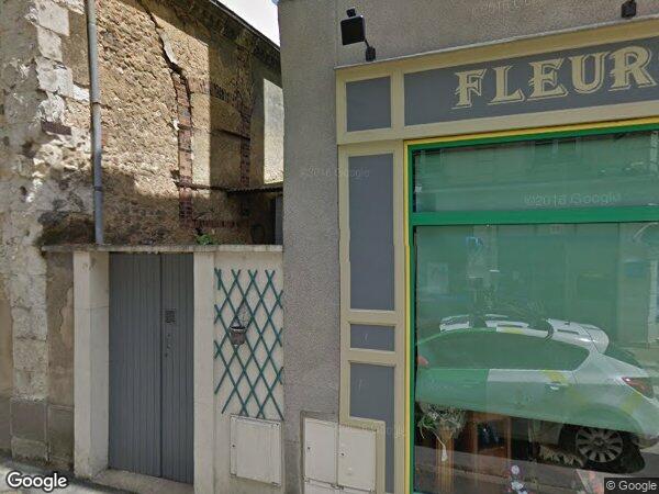 UN IMMEUBLE DE DEUX ÉTAGES