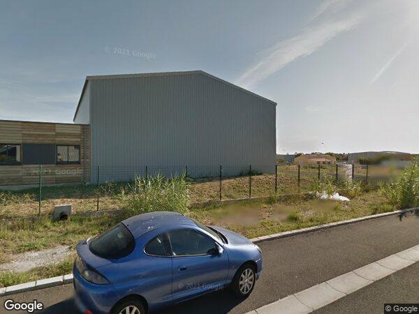 UN ENSEMBLE DE LOCAUX