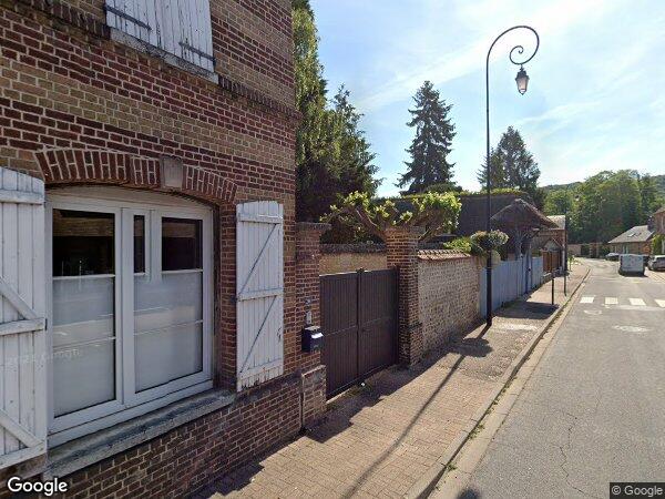 UN BÂTIMENT AMÉNAGÉ EN LOGEMENTS ET UNE MAISON D'HABITATION