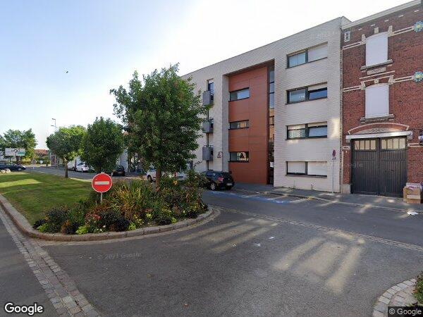 UN APPARTEMENT AVEC UNE CAVE ET DES PLACES DE PARKING