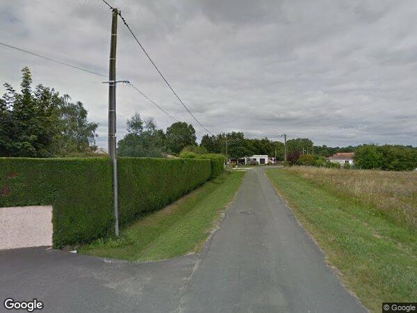 UNE MAISON D'HABITATION AVEC GARAGE