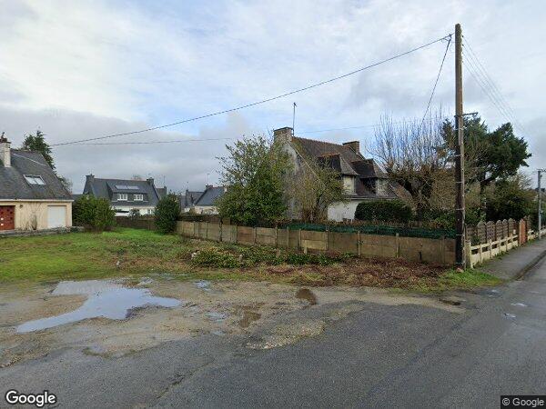 UNE MAISON D'HABITATION ET DU HANGAR