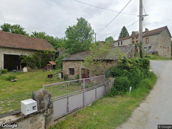 UN IMMEUBLE EN PIERRE ET DEUX PARCELLES DE TERRAIN