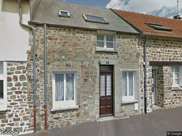 UNE MAISON EN PIERRE COUVERTE EN ARDOISES