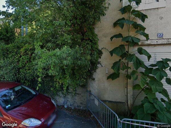 UNE MAISON ANCIENNE AVEC UNE TOUR À CRÉNEAUX SURPLOMBANT CAHORS ET UN TERRAIN ATTENANT