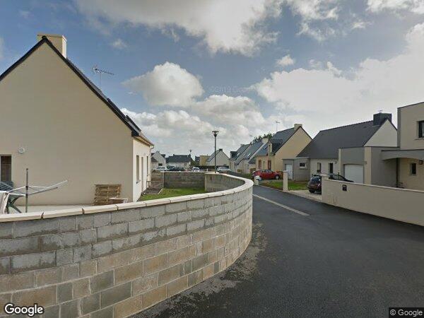 UNE MAISON D'HABITATION ÉLEVÉE D'UN ÉTAGE