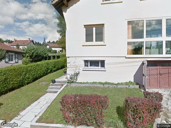 UNE MAISON À USAGE D'HABITATION AVEC JARDIN