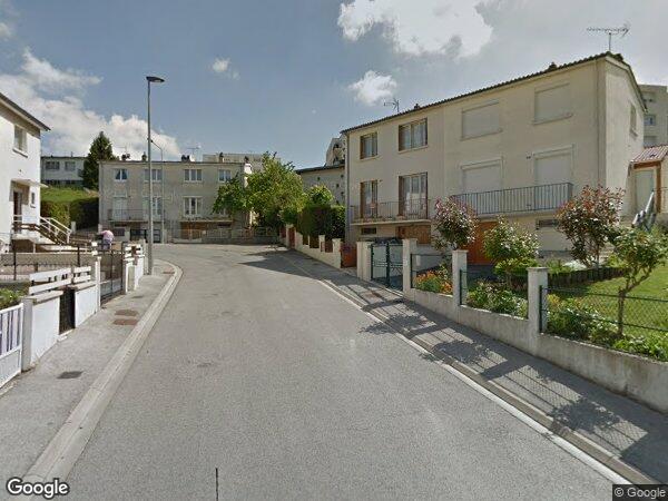 UN IMMEUBLE A USAGE D'HABITATION