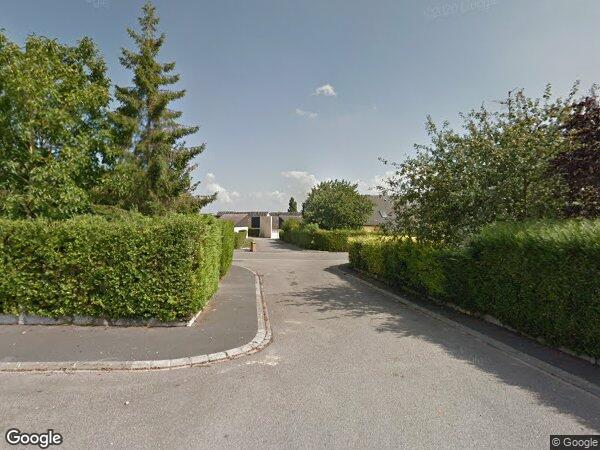 UN PAVILLON JUMELE D’UN CÔTÉ PAR LE GARAGE ET SON TERRAIN