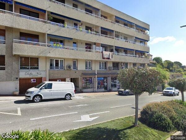 DIVERS LOCAUX A USAGE COMMERCIAL, ARTISANAL ET UNE PARCELLE DE TERRE