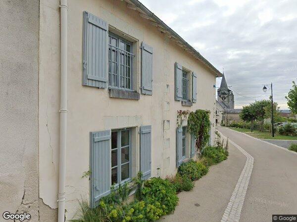 UNE MAISON D’HABITATION AVEC DÉPENDANCES