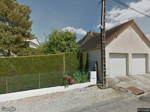 UNE MAISON D'HABITATION AVEC UN GARAGE