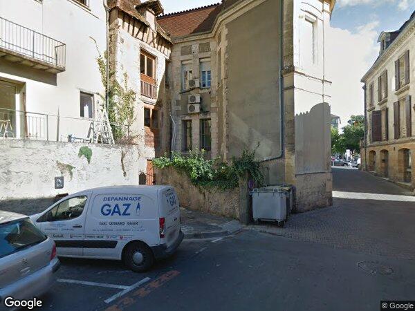 UN BÂTIMENT À  COMMERCIAL