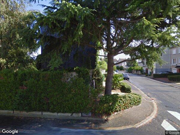 UNE MAISON D'HABITATION SUR DEUX ÉTAGES