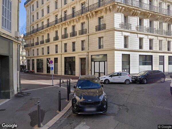 UN LOCAL À USAGE COMMERCIAL ET D'HABITATION