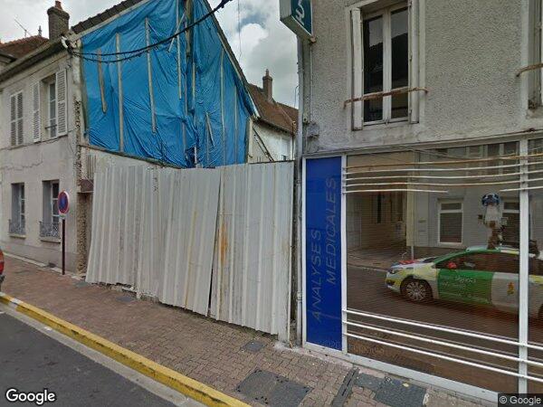 UN IMMEUBLE À USAGE COMMERCIAL ET D'HABITATION