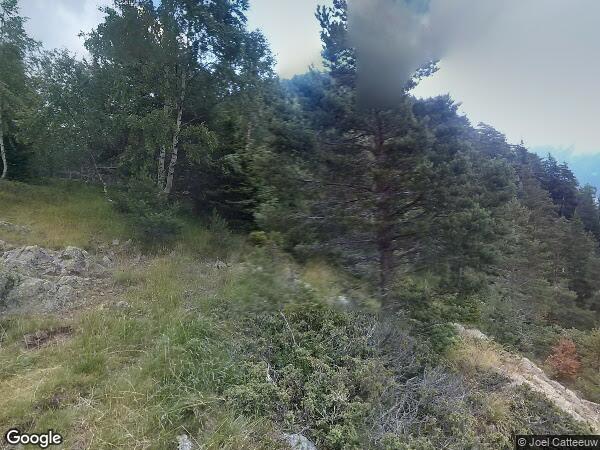 UN APPARTEMENT AVEC BALCON ET CASIER DE SKIS