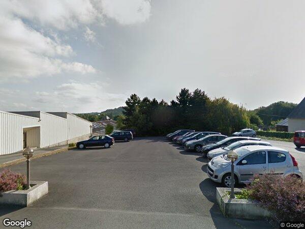 UN BÂTIMENT COMPRENANT UNE USINE DE FABRICATION AVEC, EN SA PARTIE NORD, UN ENSEMBLE DE BUREAUX ET DIVERSES PARCELLES DE TERRAINS