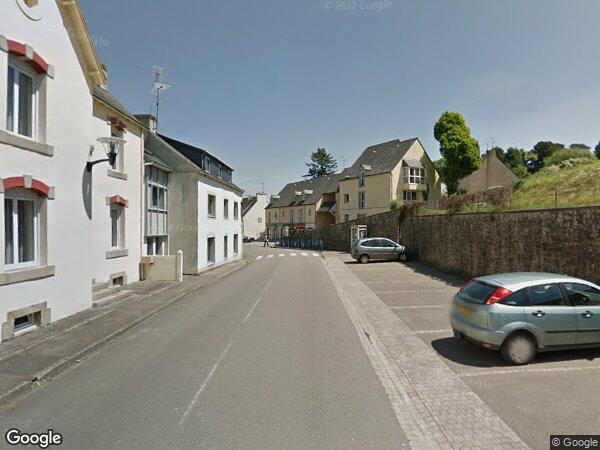 UN GRAND BÂTIMENT INDUSTRIEL