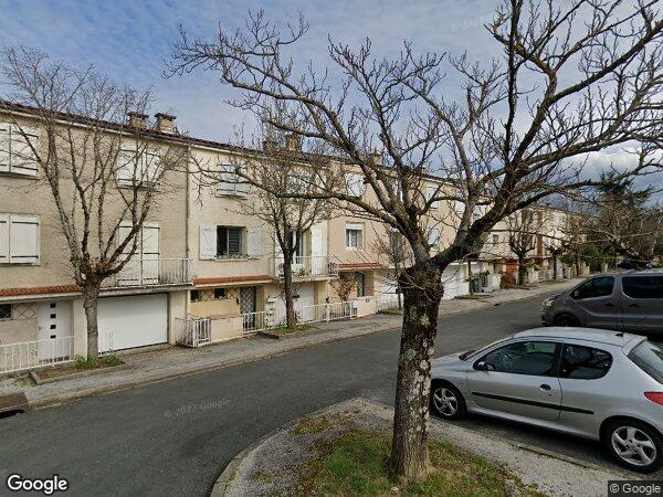 UN IMMEUBLE À USAGE D'HABITATION AVEC JARDIN