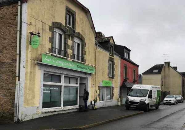 UN IMMEUBLE A USAGE COMMERCIAL